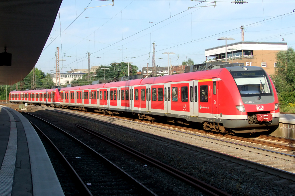 422 041-4 als S1 nach Solingen bei der Einfahrt in Essen 22.7.2012