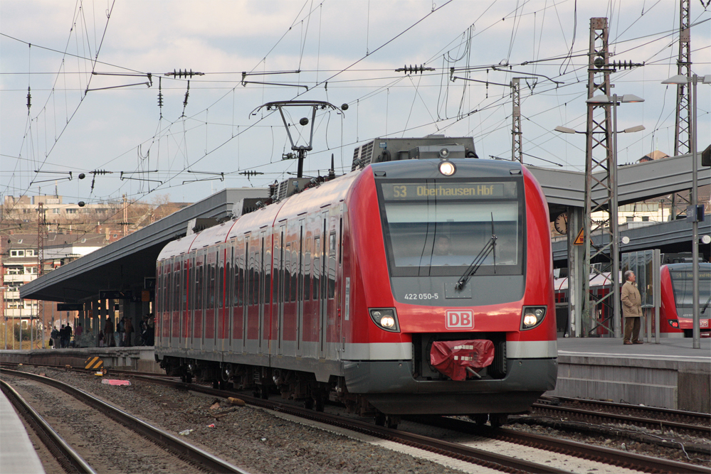 422 050-5 als S3 nach Oberhausen bei der Ausfahrt in Essen Hbf 10.4.10