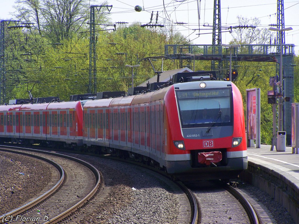 422 052/552 fhrt gemeinsam mit 422 036/536 als S1 in Richtung Dortmund Hbf in Dsseldorf-Volksgarten ein. 24.04.2010