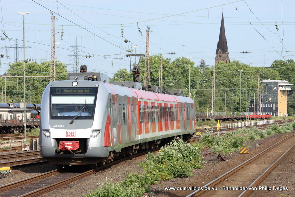 422 061-2 fhrt am 29. Mai 2011 um 18:10 Uhr als S3 in Richtung Oberhausen Hbf in Mlheim (Ruhr) Styrum ein