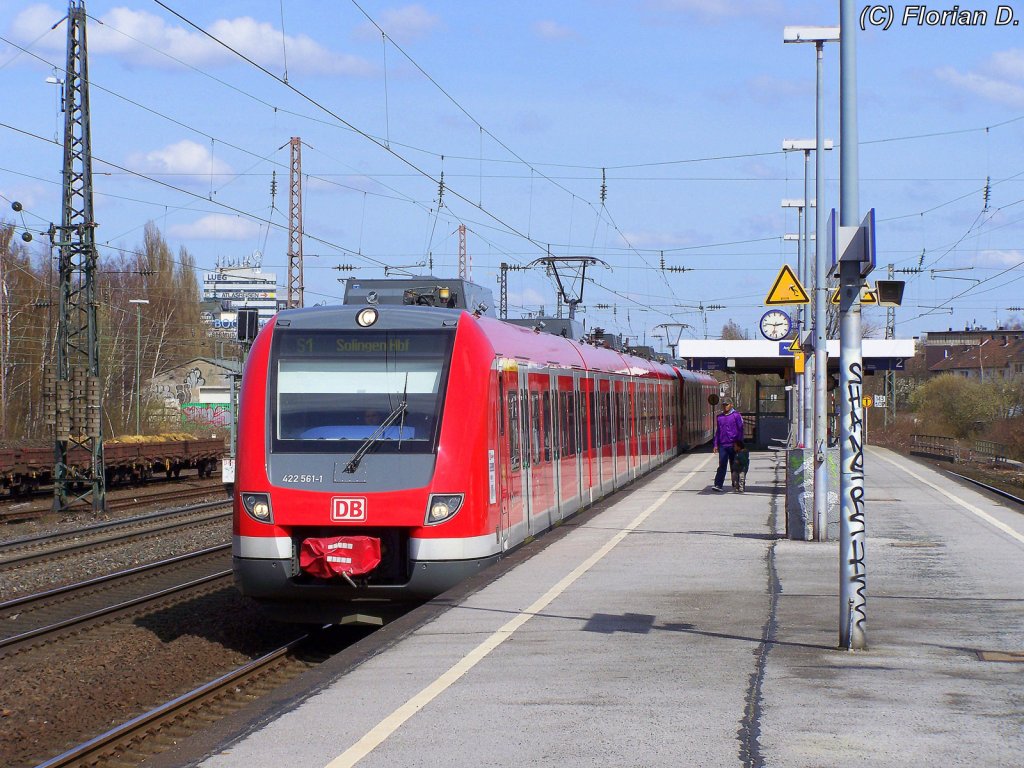 422 061/561 und eine weitere EInheit stehen am 02.04.2010 als S1 nach Solingen Hbf in Bochum-Ehrenfeld.