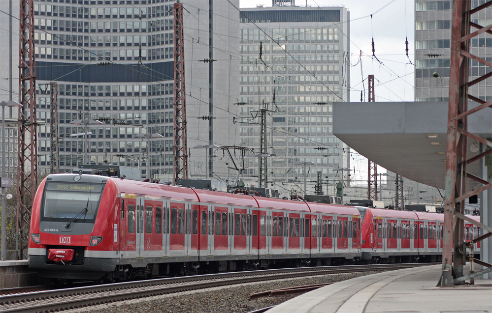 422 062-0 und 422 568-6 als S1 nach Solingen bei der Einfahrt in Essen Hbf 10.4.10
