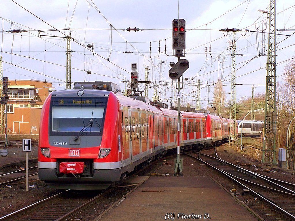 422 063/563 verlsst gemeinsam mit 422 051/551(Vordere Einheit), als S8 den Bahnhof von M'gladbach in Richtung Hagen. 03.02.2010