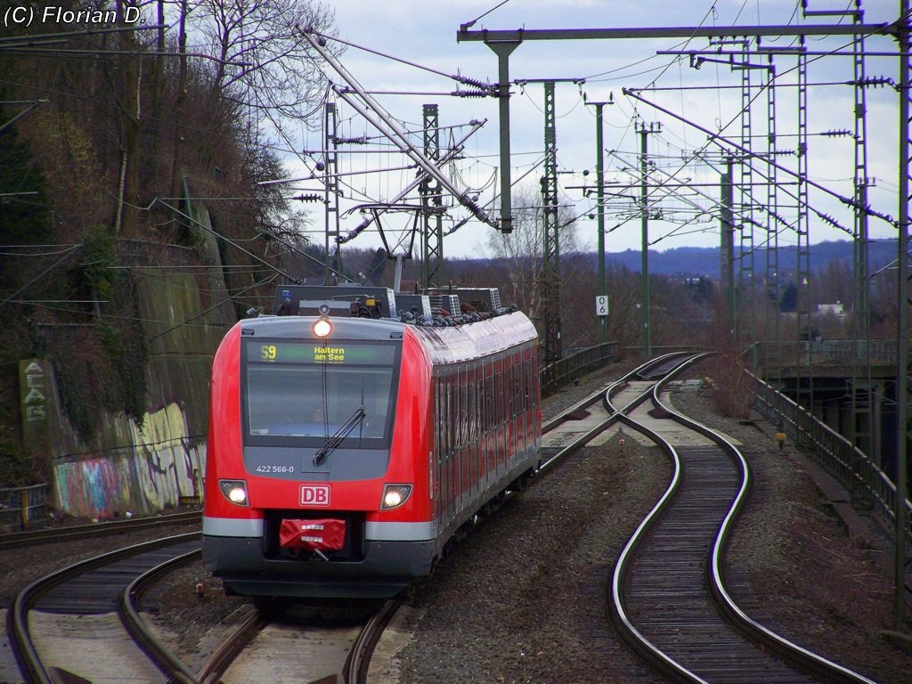 422 066/566 hat gerade eine ca. 40-Mintige Fahrt aus Wuppertal Hbf hinter sich gelegt als er in Essen-Steele einfhrt. 28.02.2010