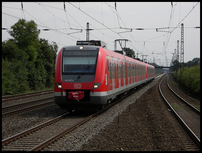 422 507 mit einem Weiterem 422 bei der Einfahrt in den S-Bahn Bahnhof Duisburg Rahm