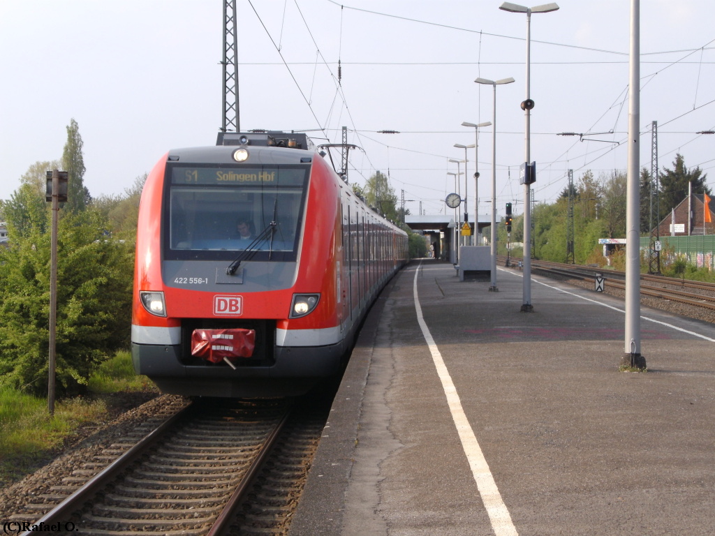 422 556 am 27.4.2010 in Duisburg-Rahm als S1 nach Solingen
