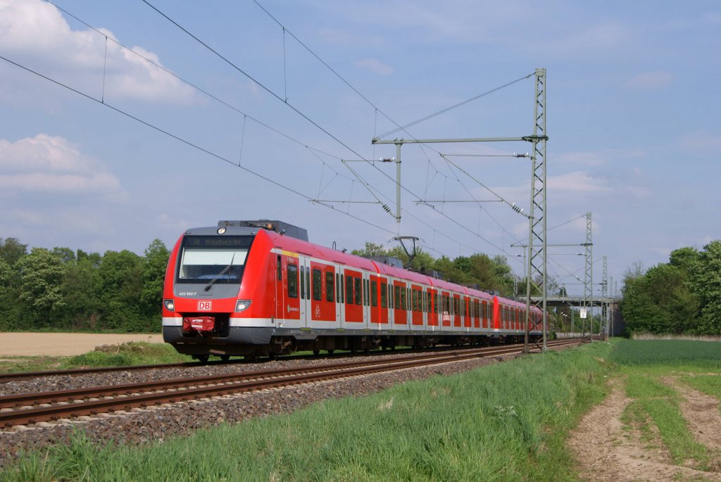 422 582-7 und ein weiterer 422 als S8 nach Mnchengladbach in Bttgen am 04.05.2012