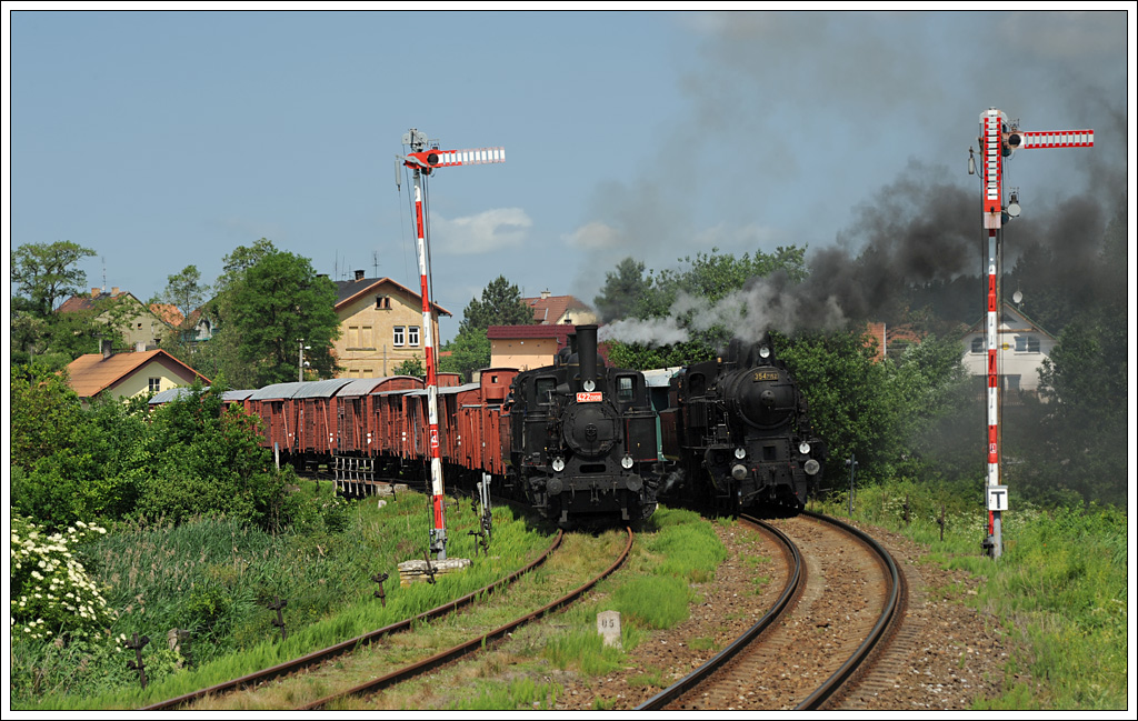 422.0108 vor 434.1100 links und 354.7152 vor Ol 12-7 am 21.6.2013 bei der Parallelausfahrt aus Krup am 21.6.2013.