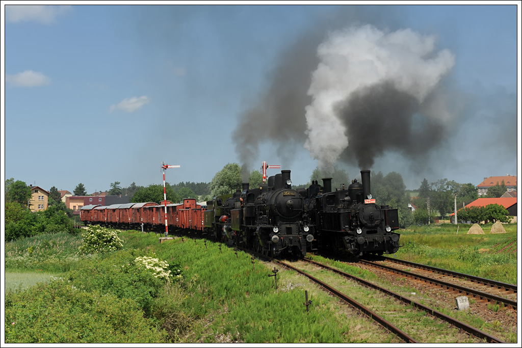 422.0108 vor 434.1100 links und 354.7152 vor Ol 12-7 am 21.6.2013 bei der Parallelausfahrt aus Krup am 21.6.2013 anlsslich des k&k Dampfloktreffens im Eisenbahnmuseum Lun u Rakovnka.

