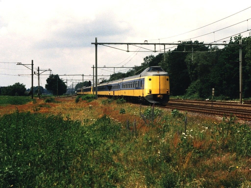 4225, 4062 und 4002 mit IC 1641 Amersfoort-Enschede bei Harselaar am 2-7-1996. Bild und scan: Date Jan de Vries.