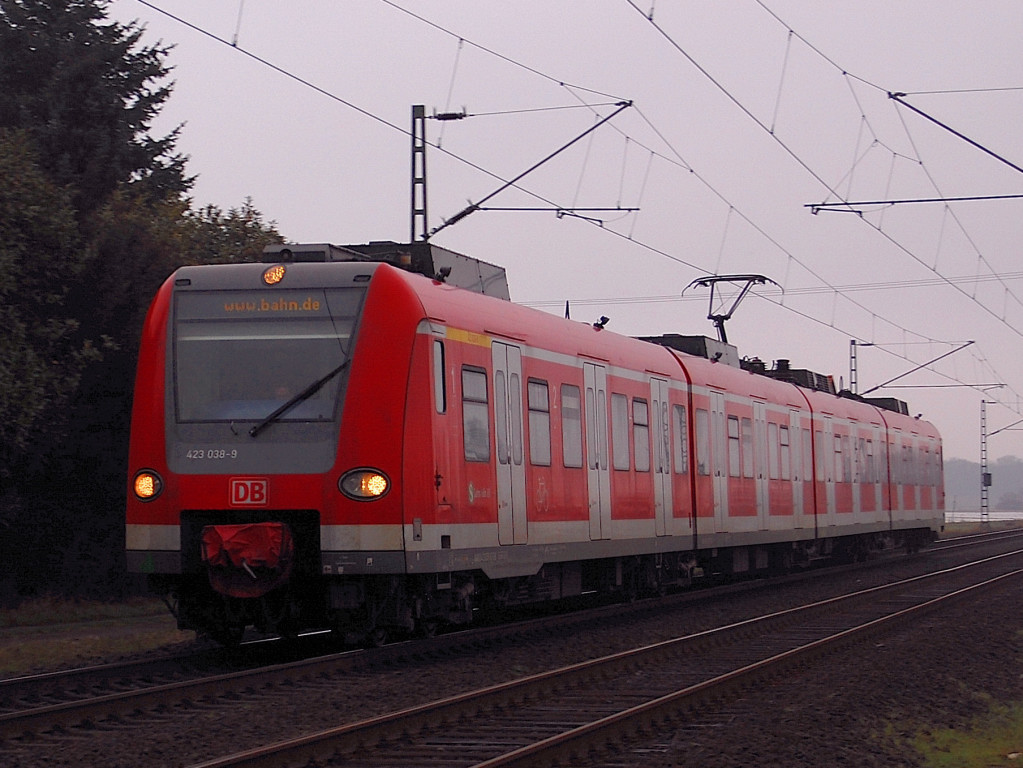 423 038 auf der KBS 495 bei Meerbusch. 10.3.2012