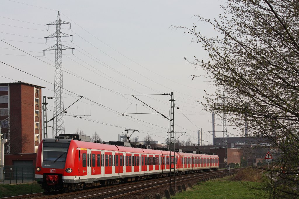 423 038 und ein weiterer 423 fuhren am 24.3.12 als S11 durch Dormagen-Bayerwerke.