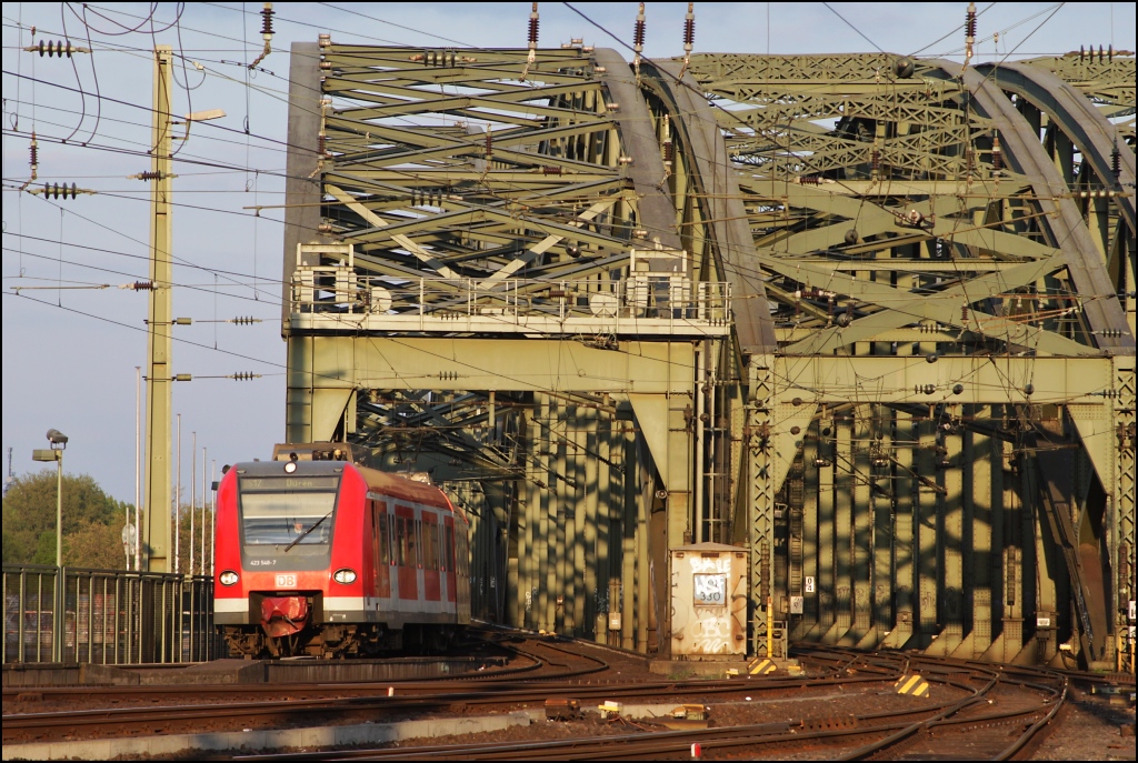 423 048 mit S12 nach D�ren am 17.04.11 auf der K�lner Hohenzollernbr�cke