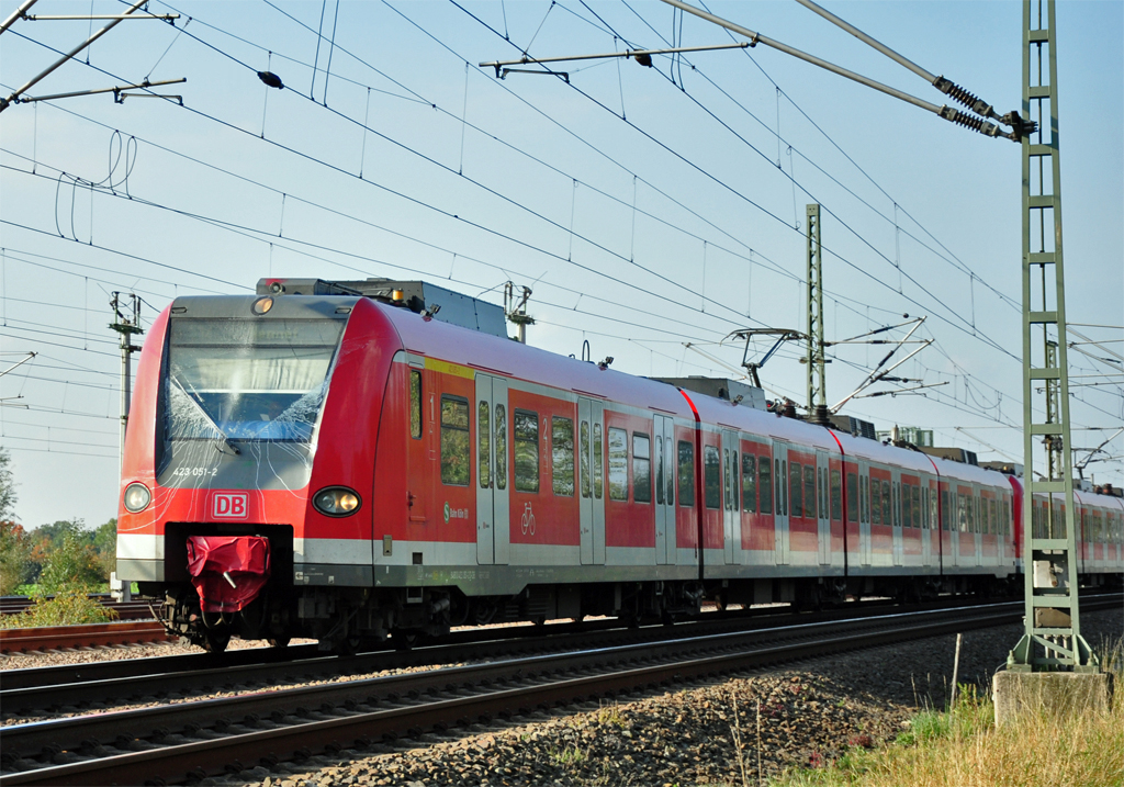 423 051-2 S-Bahn K�ln beim Scheiben reinigen, querab Porz-Lind -21.10.2011
