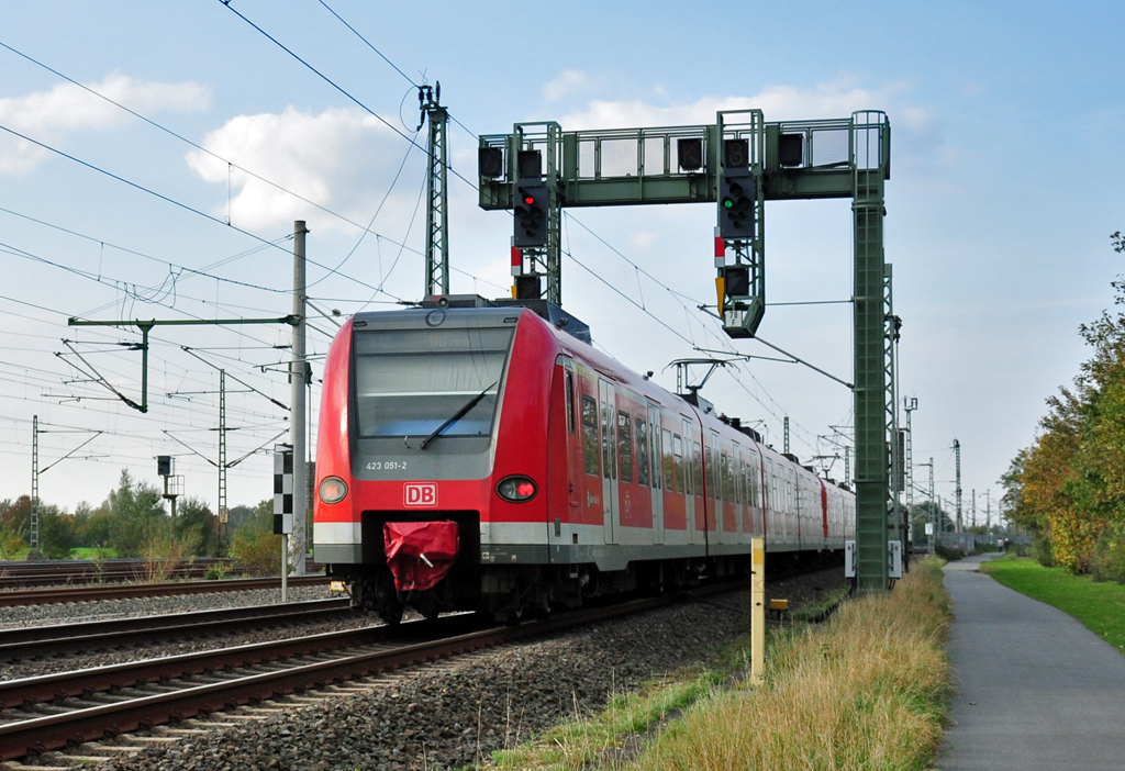 423 051-2 S12 nach D�ren bei Porz-Lind beim Passieren einer Signalbr�cke - 21.10.2011