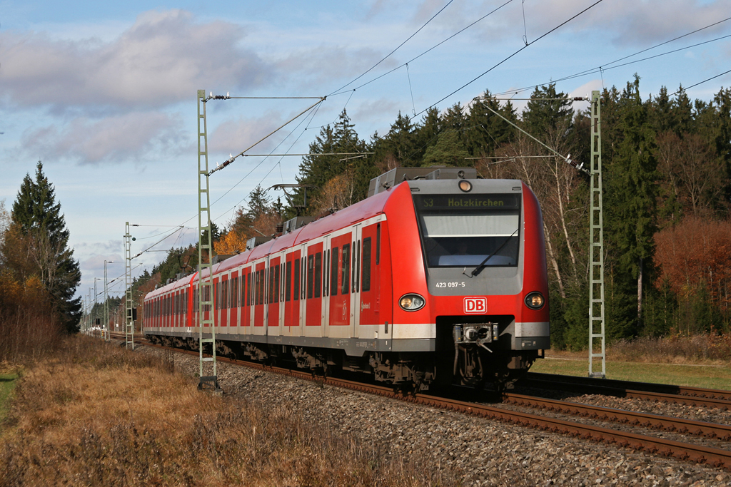 423 097 als S3 am 05.11.2010 bei Sauerlach.