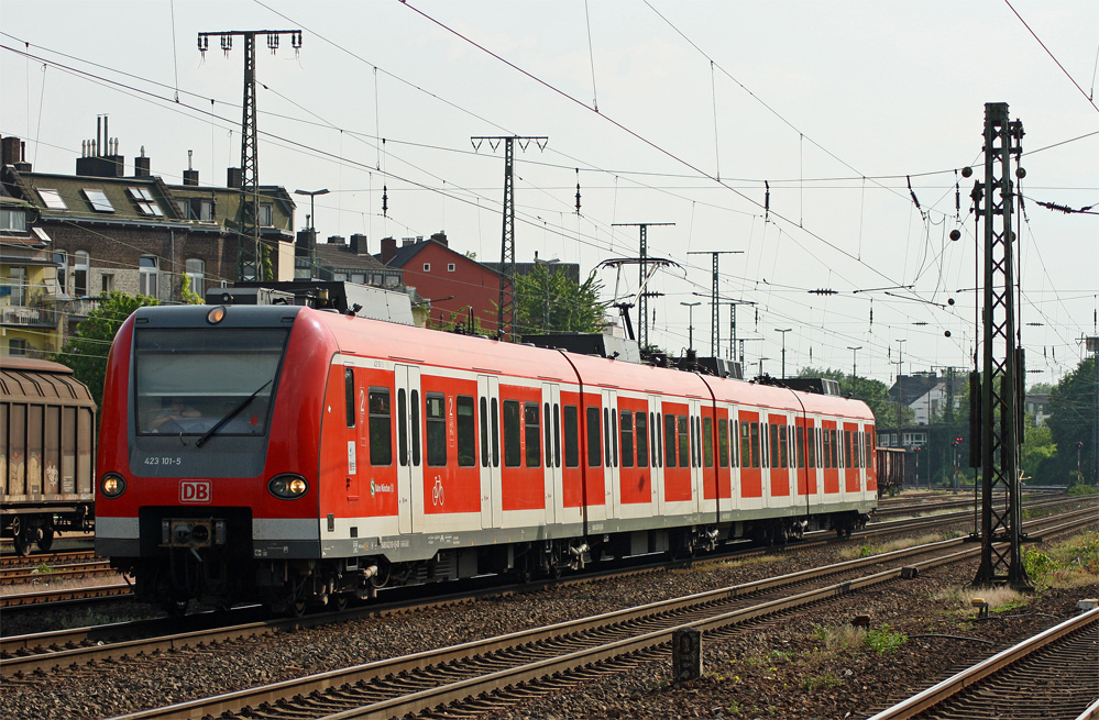 423 101-5 der S-Bahn Mnchen als Lr Richtung Krefeld bei der Durchfahrt in Kln-West, 30.4.11