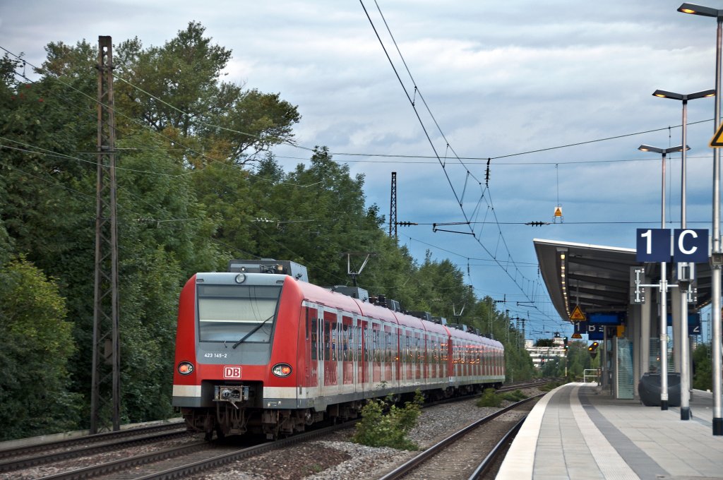 423 145 als Lt in Richtung Mnchen Ost, am 15.08.2010 bei der Durchfahrt durch Berg am Laim.