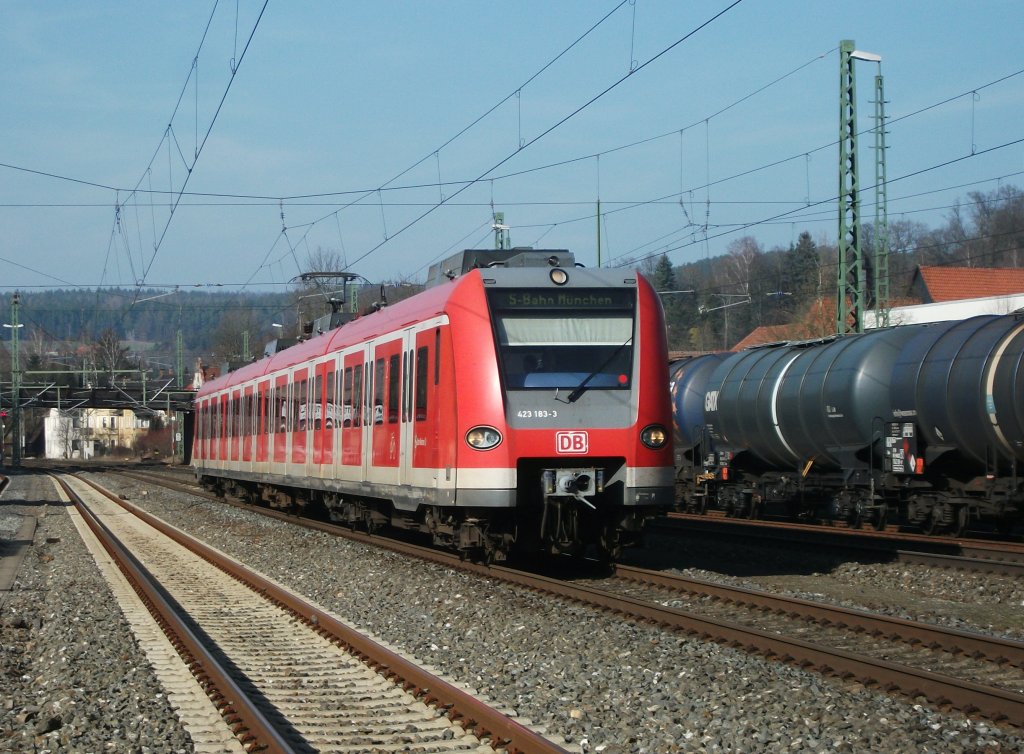 423 183-3 der S-Bahn Mnchen durchfhrt am 16.Mrz 2012 als berfhrung Nach Mnchen den Bahnhof Kronach.