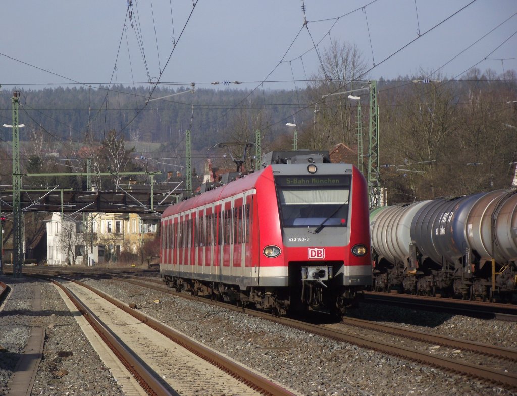 423 183-3 der S-Bahn M�nchen durchf�hrt am 16. M�rz 2012 auf seiner Fahrt nach M�nchen den Kronacher Bahnhof.