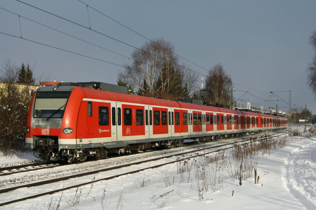 423 189-0 als S2 fhrt am 18.12.10 nach Petershausen, hier bei der Ausfahrt vom Haltepunkt Poing. 