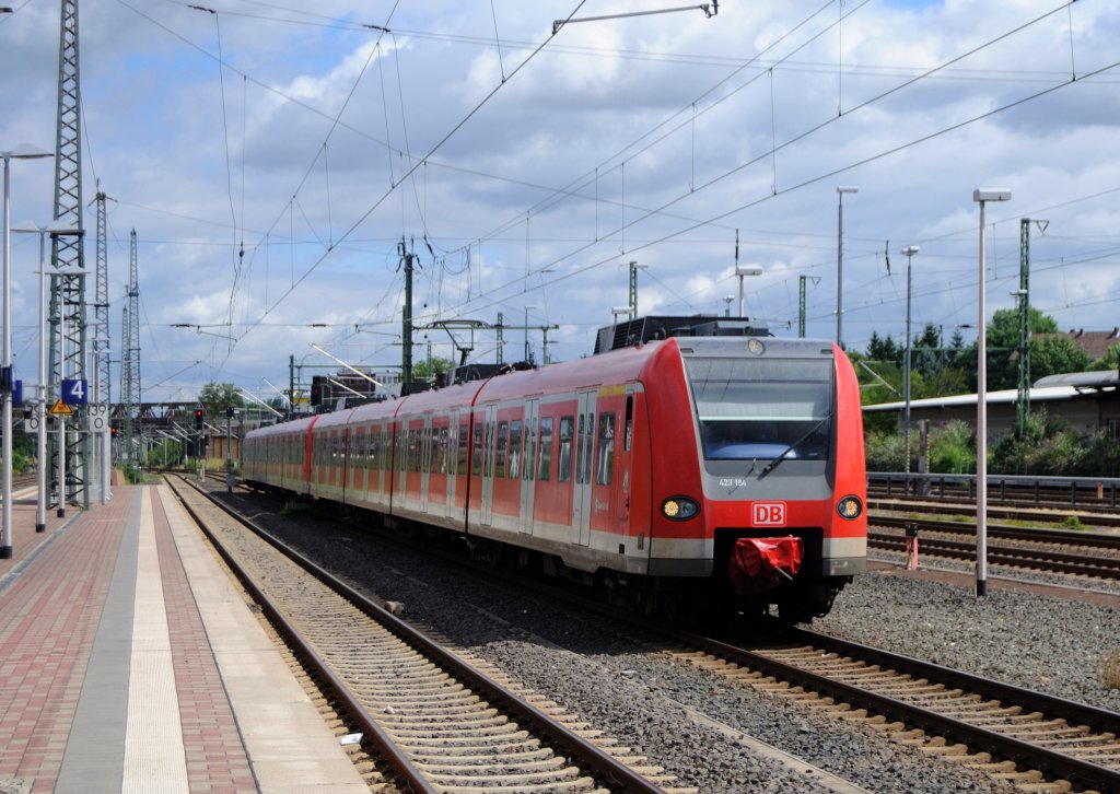 423 194 der S-Bahn Kln steht am 31.7.2013 im HBF Dren