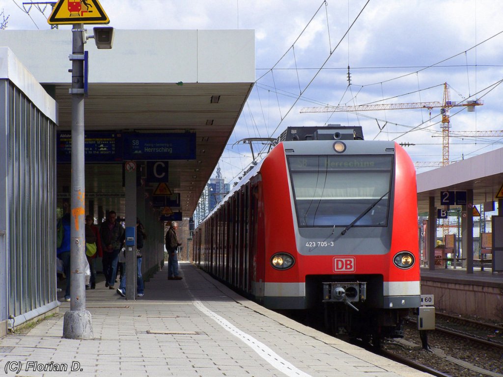 423 205/705 steht mit einer weiteren Einheit dahinter, als S8 nach Herrsching in Mnchen-Laim. 28.03.2010