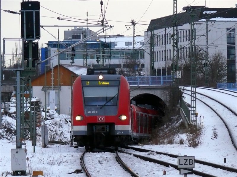 423 212 als S2 nach Erding taucht aus dem Tunnel auf kurz vor Mnchen-Ost; 02.02.2010
