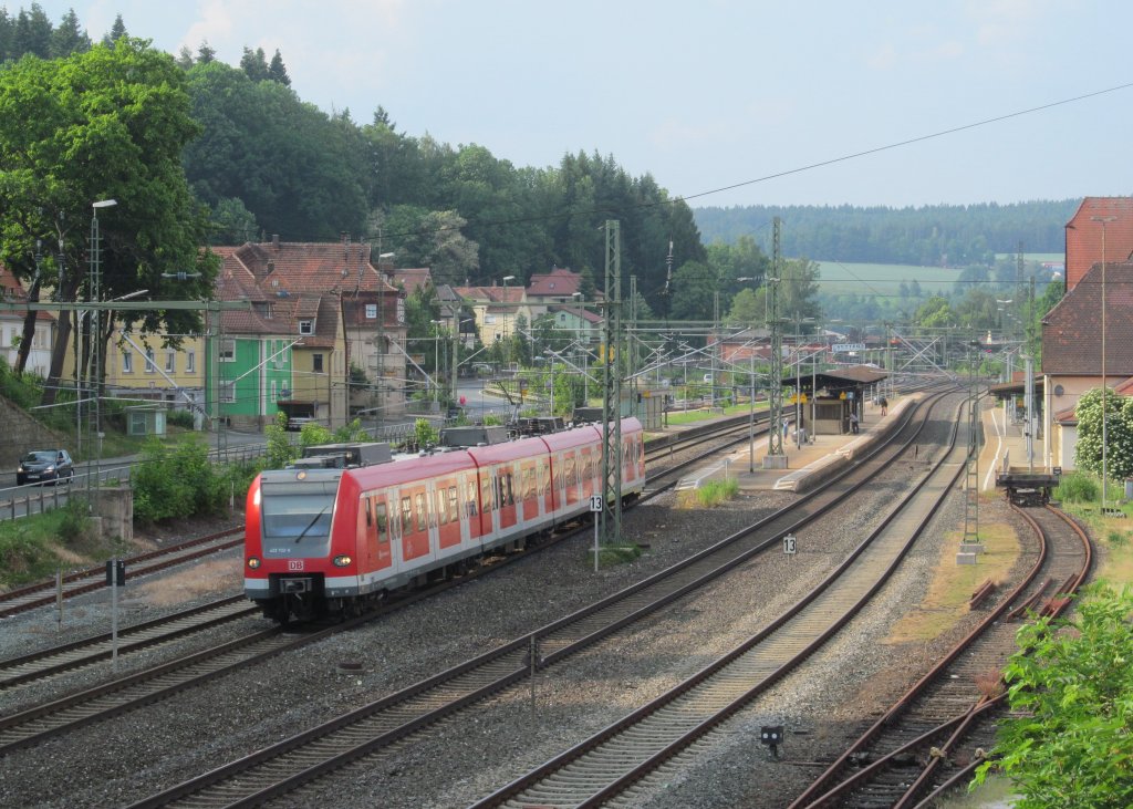 423 222 / 722 verlsst am 19. Juni 2013 zur Fahrt nach Mnchen den Bahnhof Kronach.