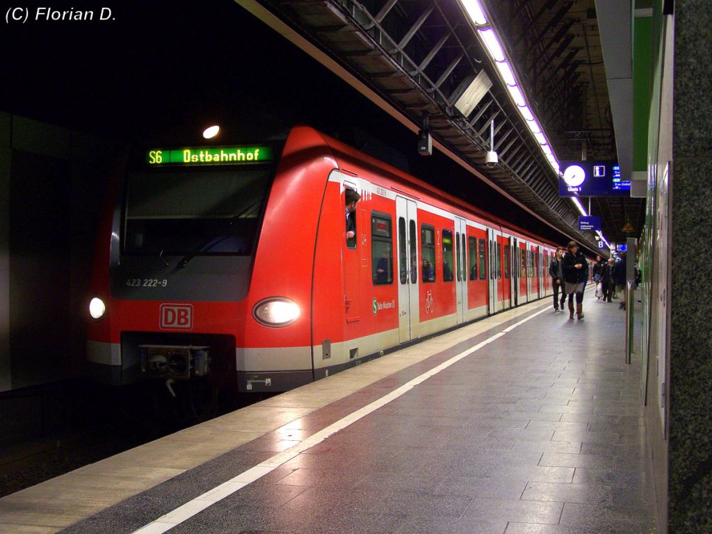 423 222/722 steht als S6 mit einer weiteren Einheit kurz vor der Abfahrt am Marienplatz auf seinem nur noch kurzen Weg zum Ostbahnhof.