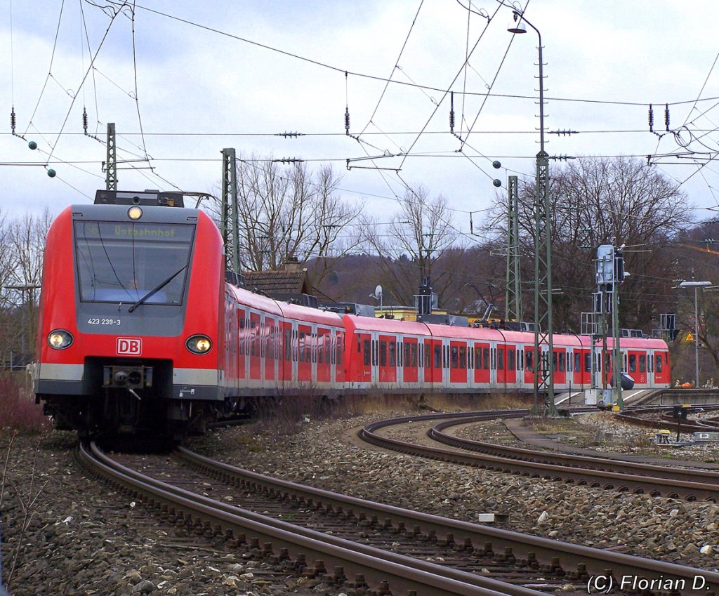 423 239/739 und 423 140/640 in der engen Kurve unmittelbar hinter dem Starnberger Bahnhof in Richtung Mnchen. 28.03.2010