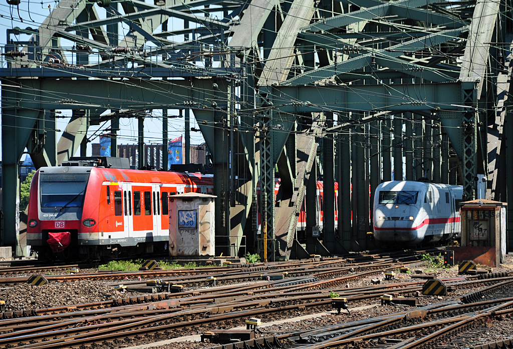 423 246-8 bei der Einfahrt Hohenzollernbrcke Richtung Deutz und der ICE 402 029-3 bei der Ausfahrt kurz vor`m Erreichen des Hbf Kln - 30.05.2011