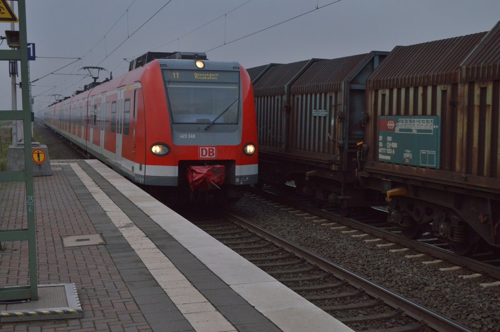 423 249 fhrt gerade in Allerheiligen an den Bahnsteig, als auf dem Gegengleis der Nievenheimer auf seinem letzten Kilometern zum Endpunkt seiner Tagesreise vorbeifhrt. Der Nievenheimer wurde berigens von der Novelis Marie-Chantou gezogen am diesem Sonntag den 6.Januar 2013