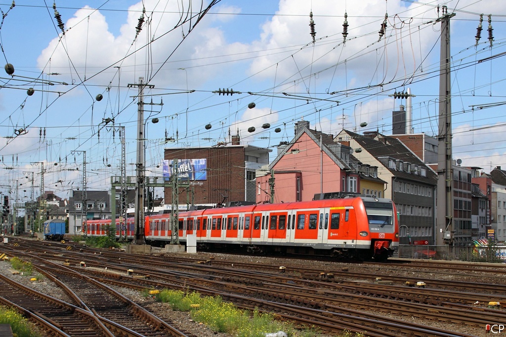 423 252-6 und ein weiterer Quietschi erreichen K�ln Hbf. (25.8.2010)