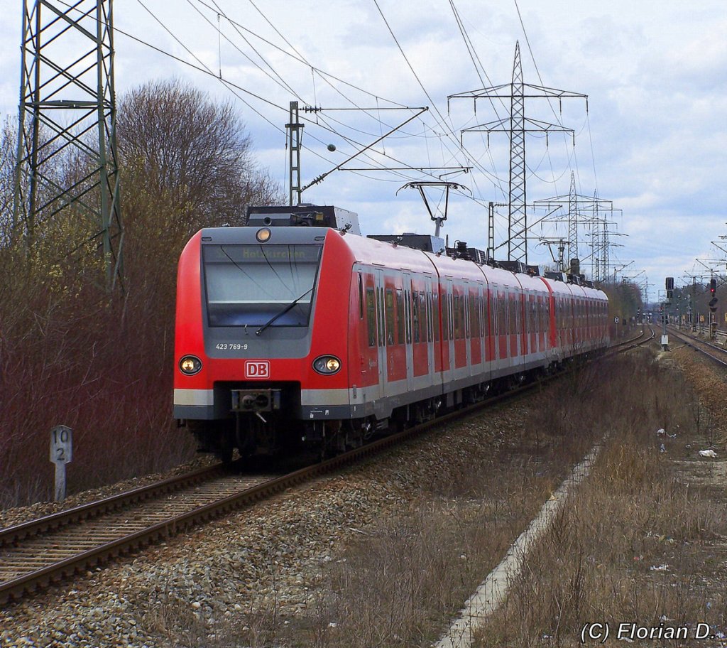 423 269/769 als S3 bei der Einfahrt mit der Schwestereinheit 423 209/709 in Mnchen-Langwied. 27.03.2010