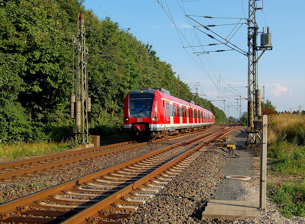 423 292-2 ist soeben in die Hauptstrecke nach Neuss eingebogen. In einem Bogen l�uft die Strecke vom Hauptbahnhof kommend �ber die Trabantenstadt Chorweiler und m�ndet bei Worringen wieder auf die Hauptbahn KBS 495. 14.8.2010