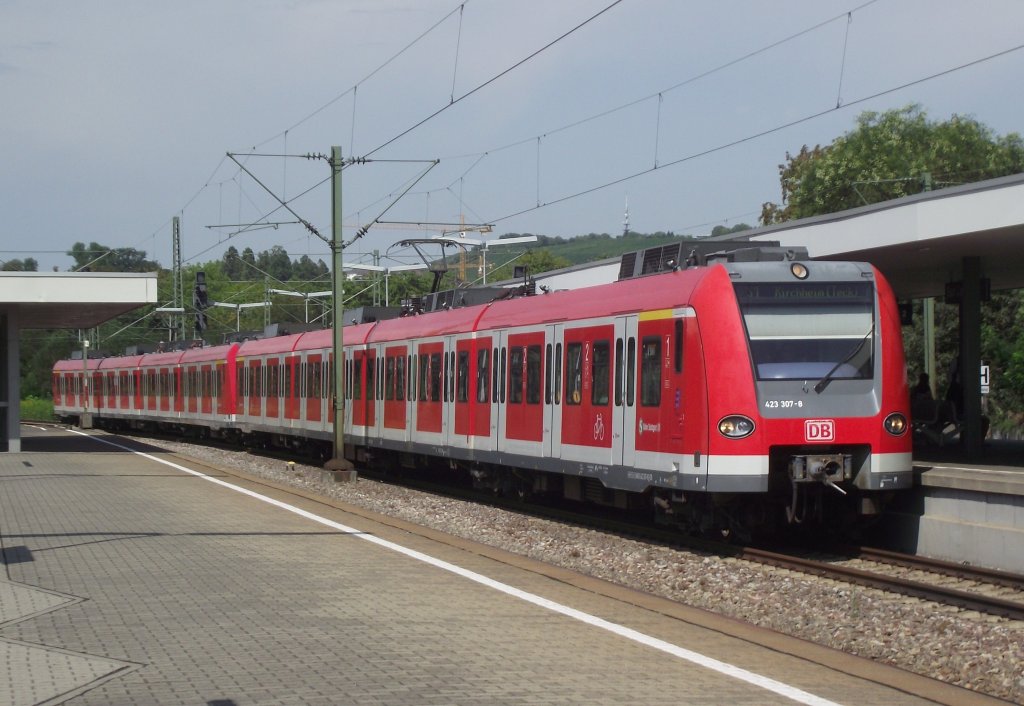 423 307-8 und ein weiterer 423er der Stuttgarter S-Bahn erreichen am 23. August 2011 als S1 nach Kirchheim (Teck) den Bahnhof Bad Cannstatt.