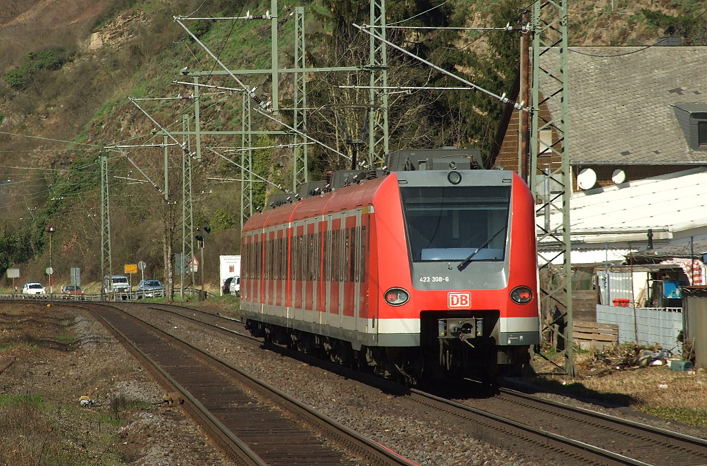 423 308-6 der S-Bahn Stuttgart auf dem Weg nach Norden,hier bei der Durchfahrt von Vallendar/Rhein.19.3.11