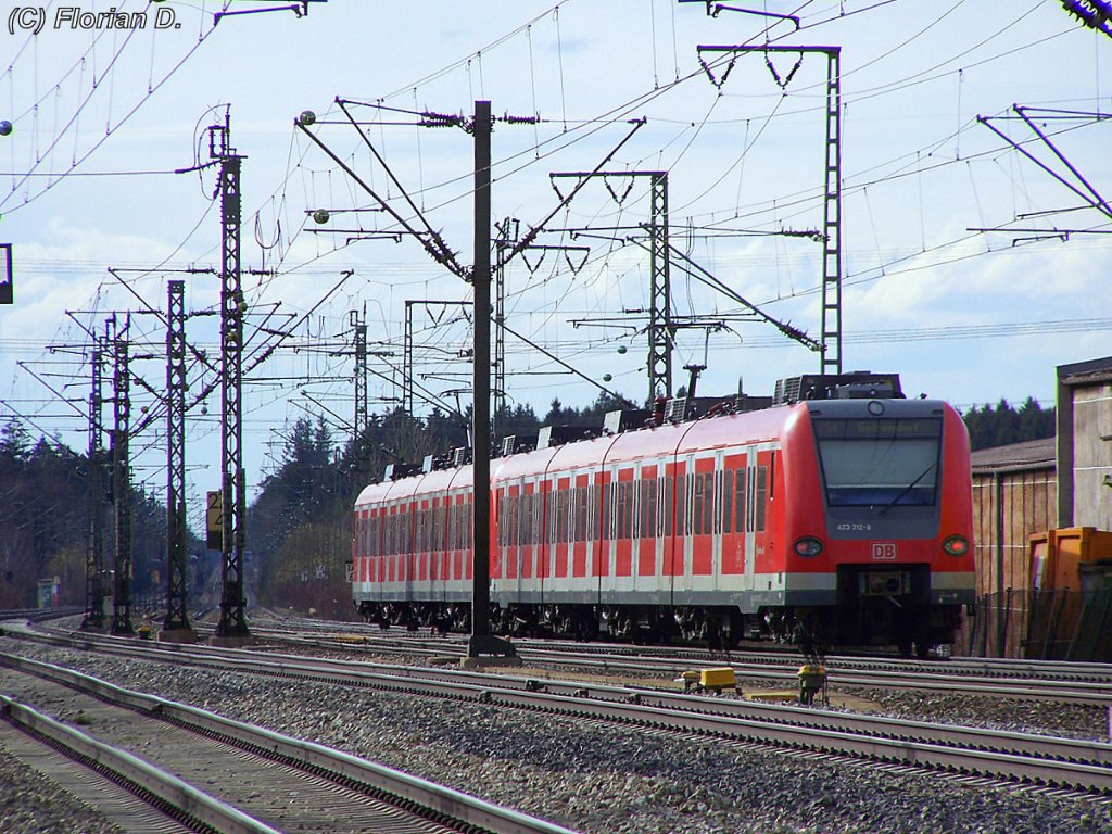 423 312/812 gemeinsam mit 423 459/959 als S4 auf dem Weg von Ebersberg nach Geltendorf hier bei Zorneding. 27.03.2010