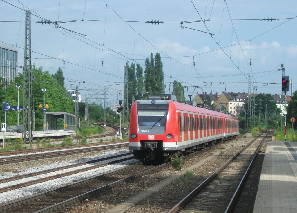 423 351 und ein weiterer 423er durchfahren am 28.Juli 2012 als S8 zum Flughafen den Bahnhof Heimeranplatz.