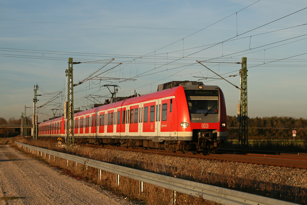 423 353 als S1 am 29.10.2010 bei M�nchen-Feldmoching.
