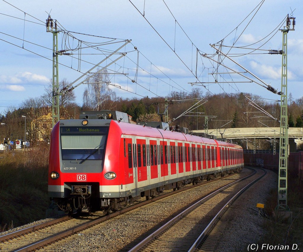 423 361/861 und eine Schwestereinheit als S4 bei der Einfahrt von Kirchseeon auf dem Weg nach Buchenau. 27.03.2010