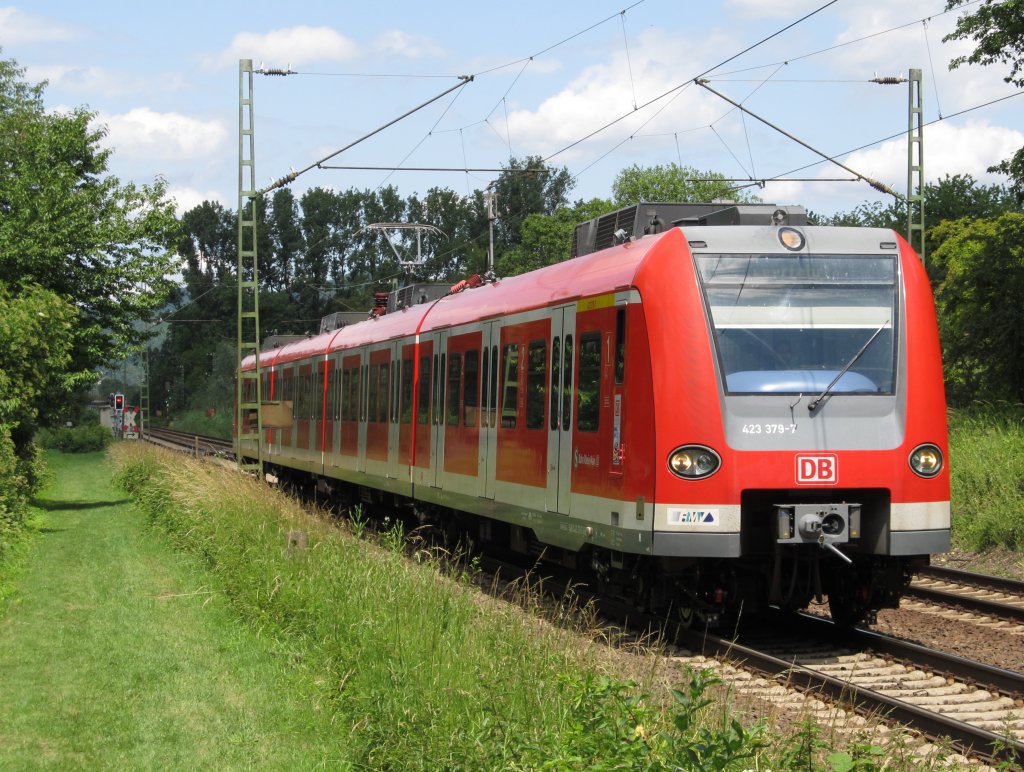 423 379-7 der S-Bahn Rhein-Main am 11.6.2011 bei Unkel.