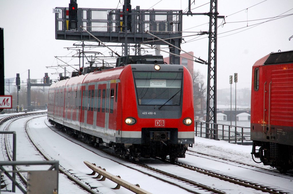 423 450 begegnet am 30.01.10 auf der Stadtbahneiner weiteren Ersatz-Garnitur. Fotografiert am S-Bahnhof Jannowitzbrcke.