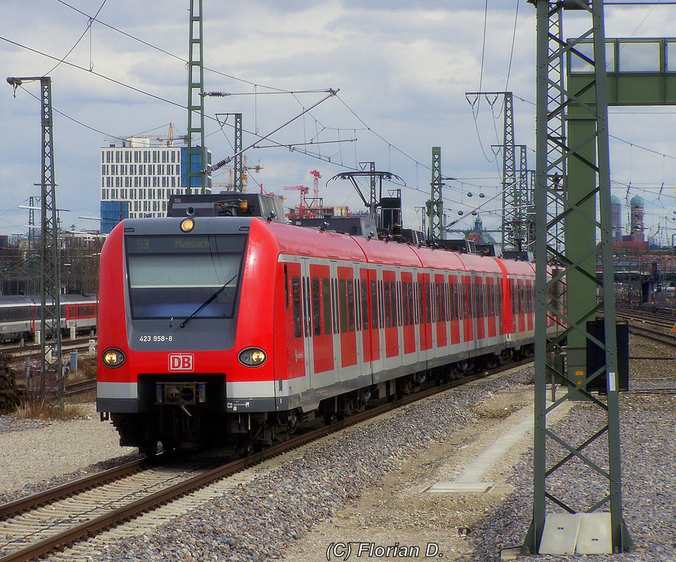 423 458/958 und 423 117/617 gemeinsam bei der Einfahrt von Mnchen-Hirschgarten. 27.03.2010