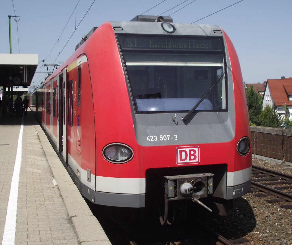 423 507-3 der Stuttgarter S-Bahn steht am 23. August 2011 als S1 nach Kirchheim (Teck) im Bahnhof Rohr.