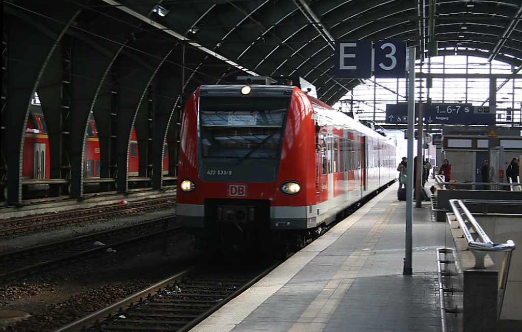 423 533 von der S-Bahn Stuttgart ist immer noch im Ersatzverkehr fr die S-Bahn Berlin im Einsatz.Ostbahnhof 20.02.10.