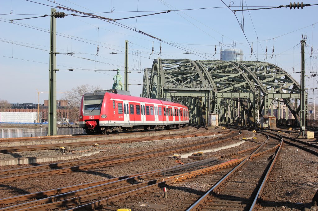 423 539-6 als S 13 in Richtung Kln Hansaring bei der Einfahrt in Kln am 26.03.2013.