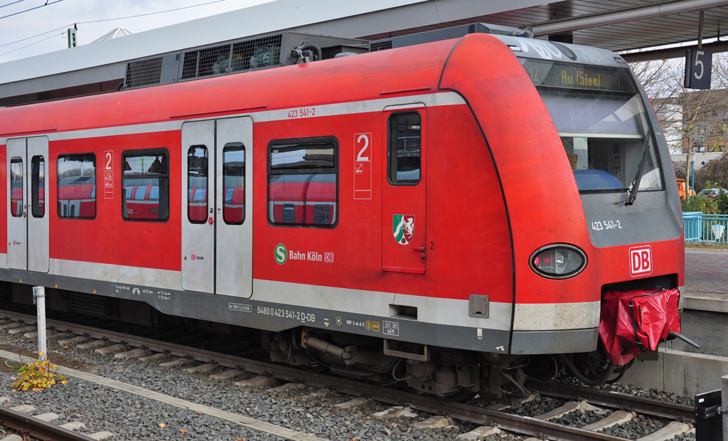 423 541-2 - S-Bahn Kln nach Au (Sieg) im Bf Dren - 27.11.2010