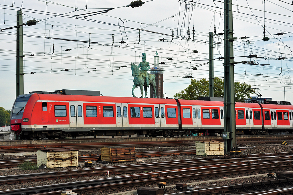 423 549-5 S-Bahn Kln mit  berittenem Schwarzfahrer auf dem Dach  bei der Einfahrt in den Klner-Hbf - 18.10.2012